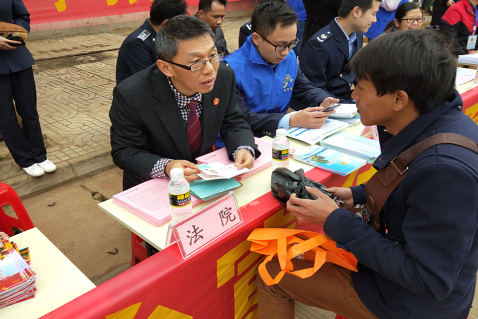 图为张会兵法官在详细解答如何运用法律保护自身医疗权益问题_副本.jpg