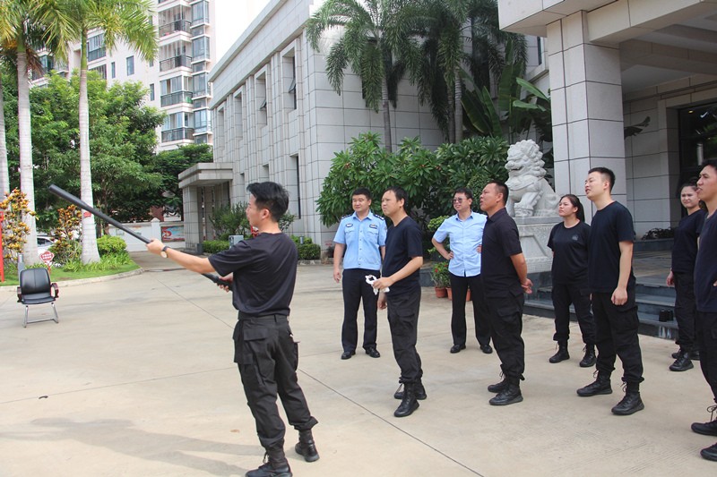 干警练习使用连接式防暴喷雾警棍_副本.jpg